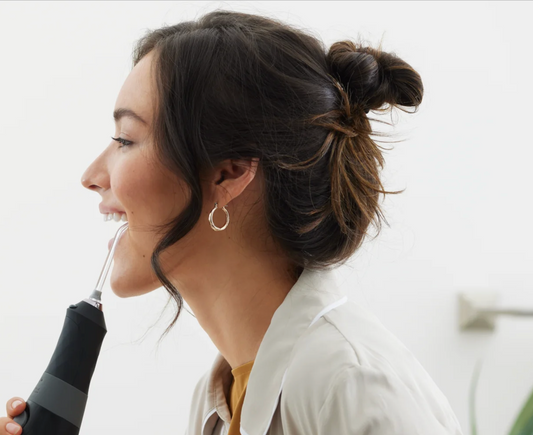 Pourquoi les dentistes recommandent l'hydropulseur dentaire ? Les bienfaits pour votre hygiène bucco-dentaire